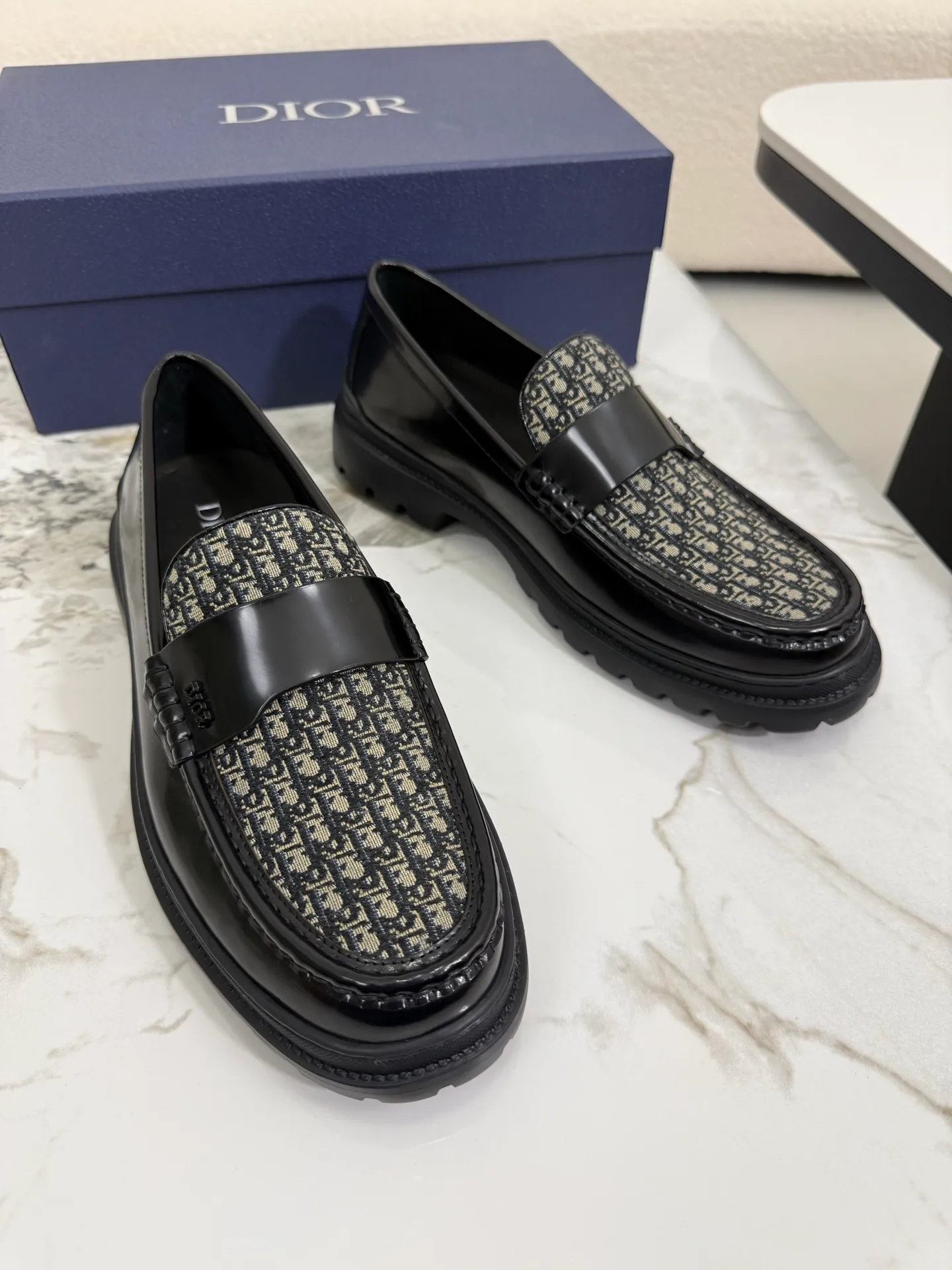 [ DIOR ] Top P: 820💰 ▪️Size: 39-44 (customized for 38.45) Top male leather shoes DIOR Dior combines high-quality materials and exquisite details. The imported cowhide leather upper is embellished with Gancio buckles, showing a luxurious style. Imported cattle. TP sole is light and flexible in texture